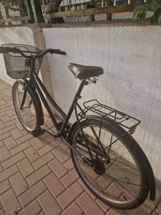 Bicicleta clásica negra con cesta