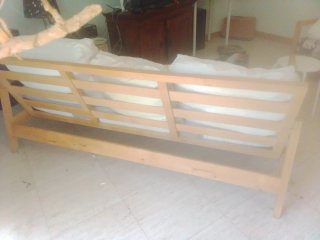 Divano a 3 posti in legno con cuscini beige