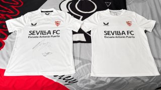 Lote 2 Camisetas del Sevilla una firmada.
