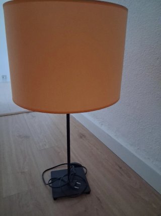 Lámpara de mesa naranja y negra
