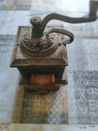 Molinillo de café antiguo hierro fundido y madera