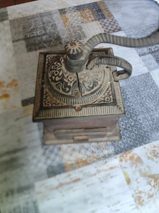 Molinillo de café antiguo hierro fundido y madera