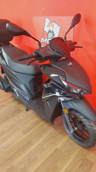 QJ Motor 50 CC Scooter Negro/Gris