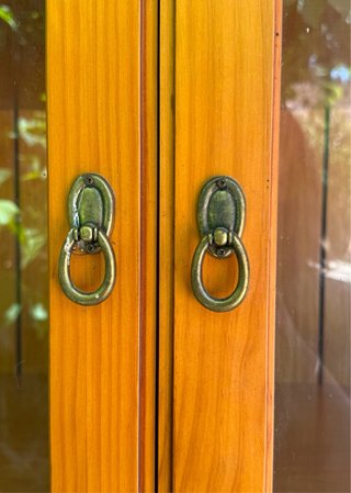 Vitrina de madera maciza de pino con detalles