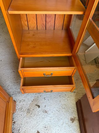 Vitrina de madera maciza de pino con detalles