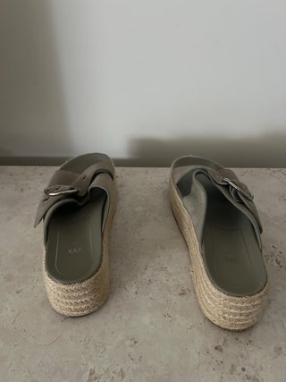 Sandalias plataforma Zara gris con suela beige