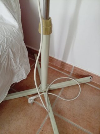 Ventilador de pie blanco y amarillo