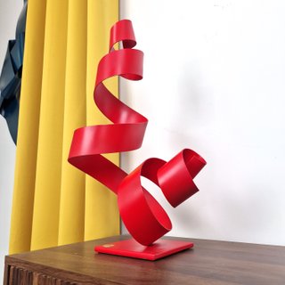 Escultura moderna roja