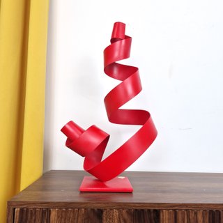 Escultura moderna roja