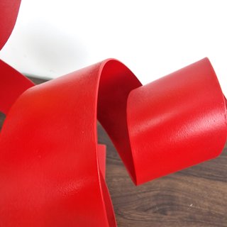 Escultura moderna roja