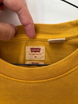 Camiseta Levi's color mostaza