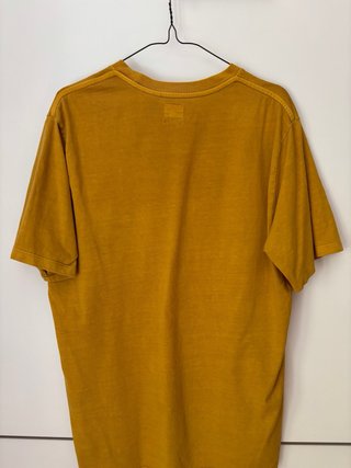 Camiseta Levi's color mostaza