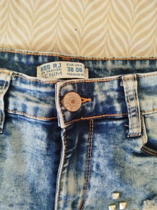 Shorts vaqueros desgastados con tachuelas T38