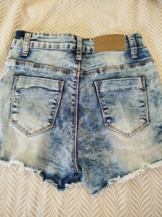 Shorts vaqueros desgastados con tachuelas T38
