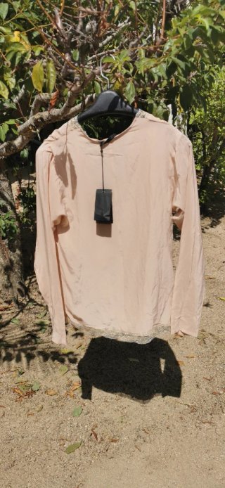 Blusa Maje rosa con detalles