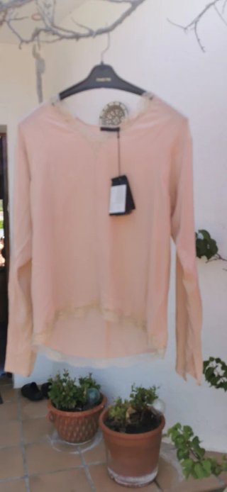 Blusa Maje rosa con detalles