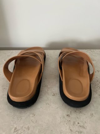 Sandalias  ergonómicas planas cruzadas marrón