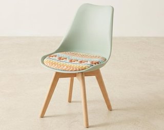 Silla de diseño con cojín estampado