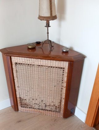 Altavoz antiguo de madera y tela