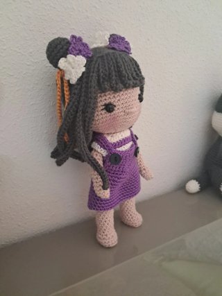 Muñeca crochet morada y gris
