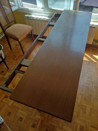 Mesa de comedor de madera