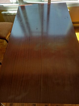Mesa de comedor de madera