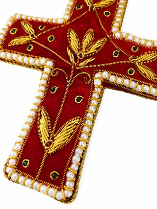 Colgante Cruz Roja Bordada