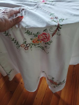 Tovaglia ricamata a mano floreale
