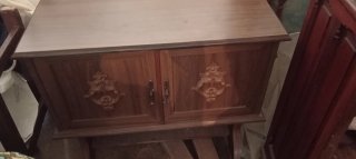 Mueble de madera con puertas y adornos