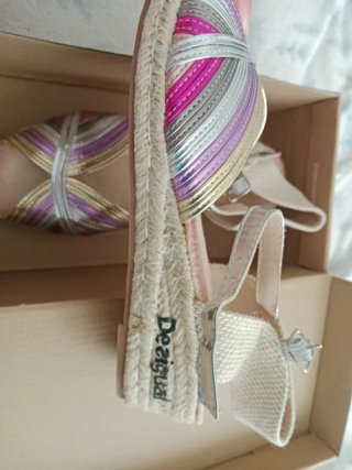 Zapatos a conjunto del bolso nuevo sin estrenar