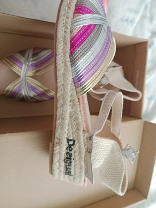 Zapatos a conjunto del bolso nuevo sin estrenar