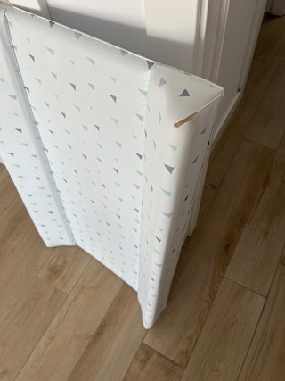 Cambiador de bebé con estampado triangular
