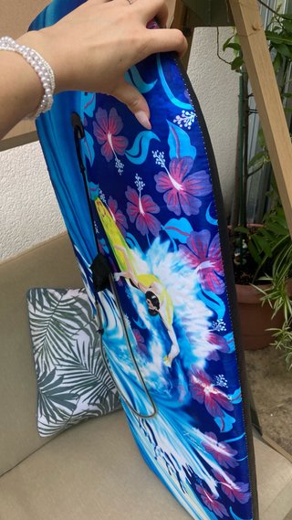 Tabla de surf con diseño de olas