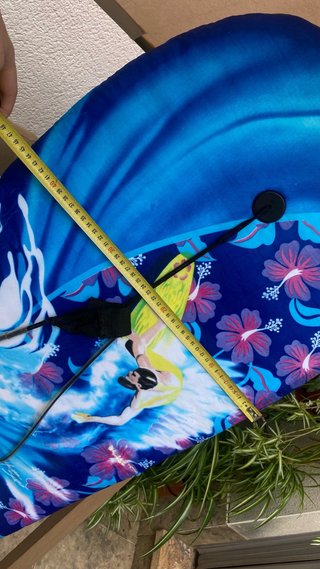 Tabla de surf con diseño de olas