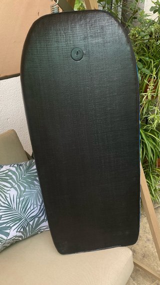 Tabla de surf con diseño de olas
