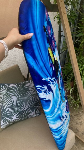 Tabla de surf con diseño de olas