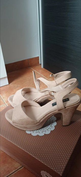 Zapatos de tacón beige mujer