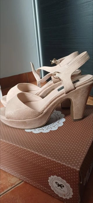 Zapatos de tacón beige mujer