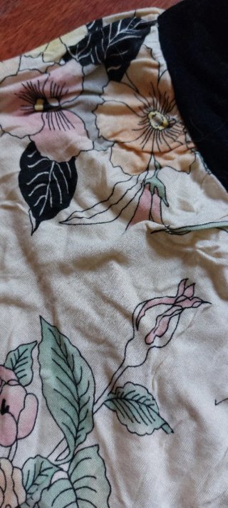 Top floral tirantes beige y negro
