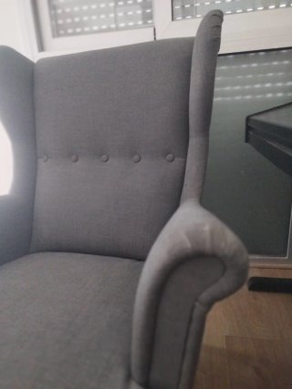 Sillón orejero gris tela