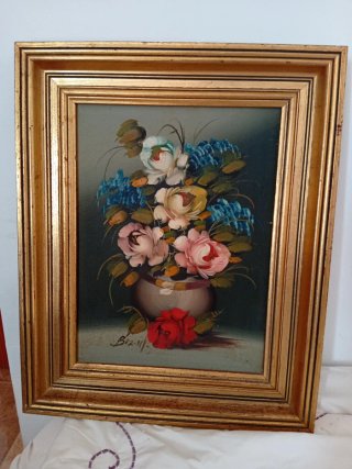 Cuadro de flores en marco dorado