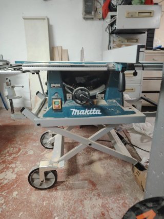 Sierra Circular Makita MLT-100 con banco
