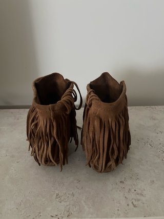 Botines planos con flecos marrones