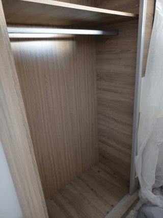 Armario puertas correderas madera y blanco