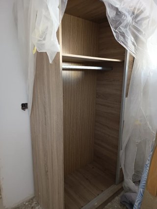 Armario puertas correderas madera y blanco