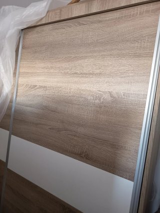 Armario puertas correderas madera y blanco