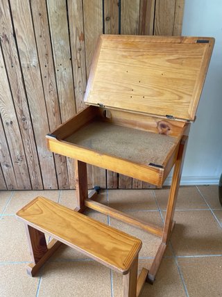 Pupitre escolar antiguo de madera con banco (Estil