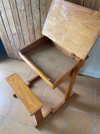 Pupitre escolar antiguo de madera con banco (Estil