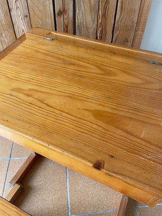 Pupitre escolar antiguo de madera con banco (Estil