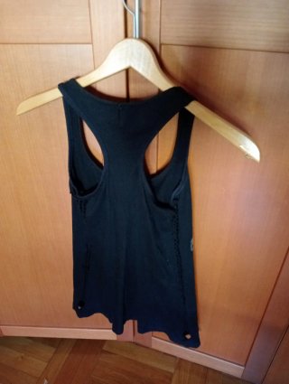Camiseta negra con estampado urbano